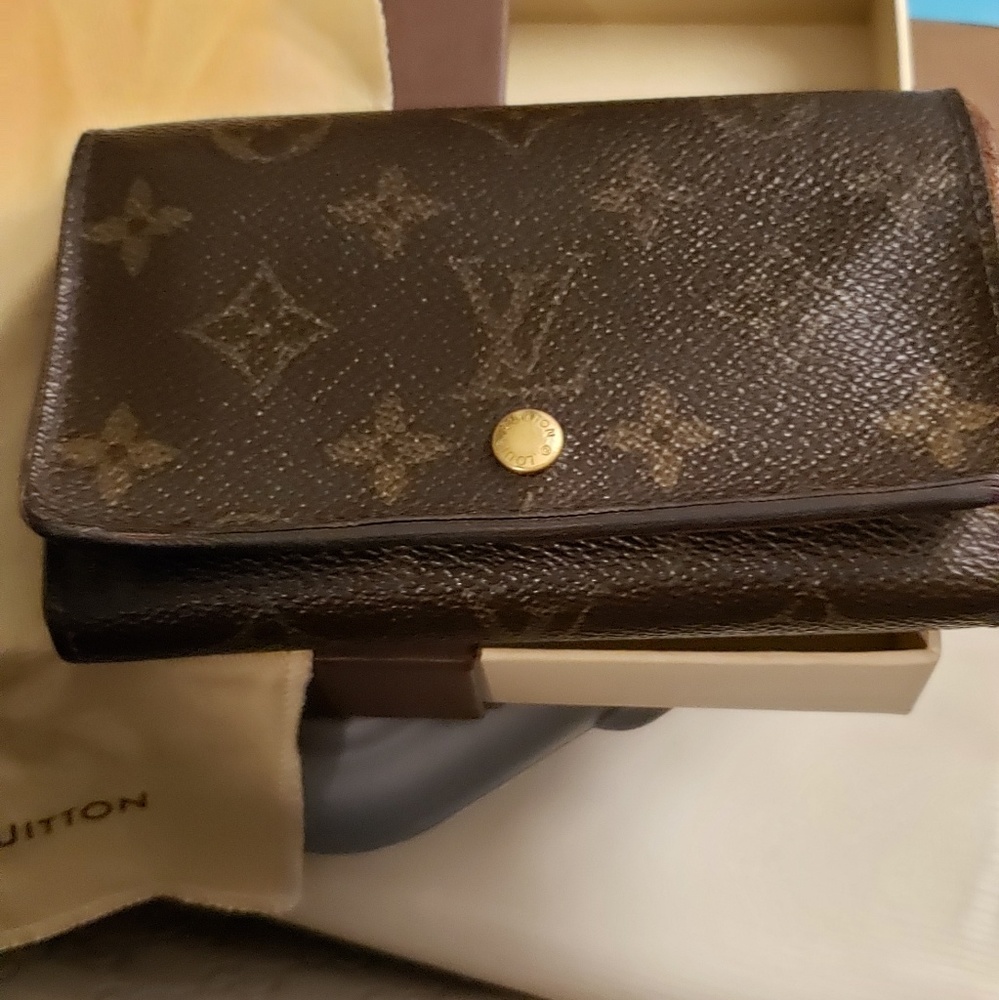 AUTHENTIC Louis Vuitton wallet